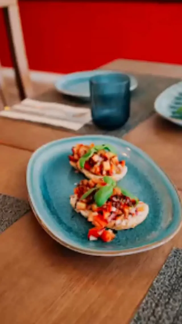 Bruschetta à pomodoro num prato azul